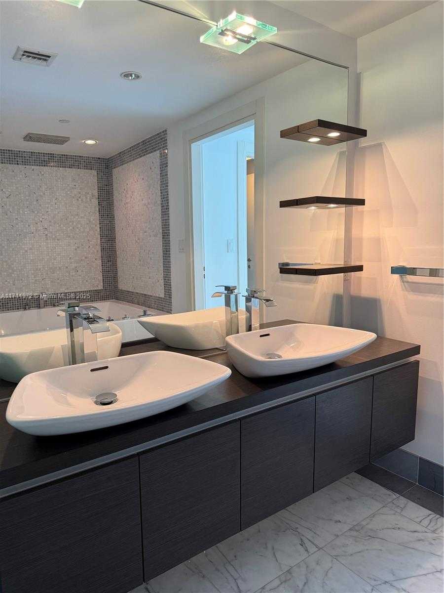 Small Image of 200 BISCAYNE BOULEVARD WAY #3109, Miami Number 16