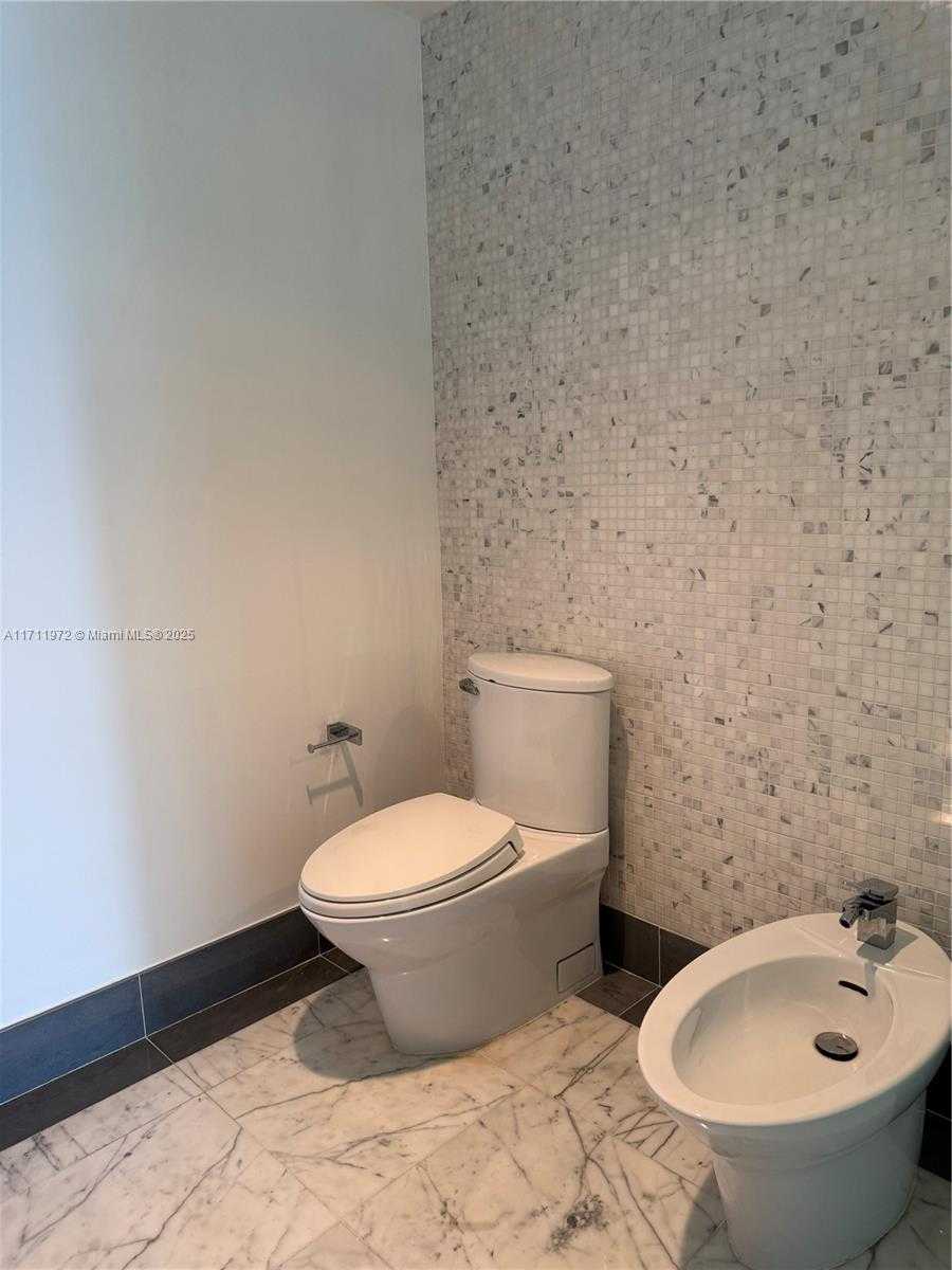 Small Image of 200 BISCAYNE BOULEVARD WAY #3109, Miami Number 17
