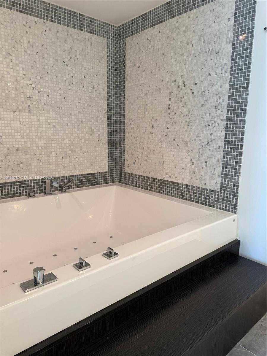 Small Image of 200 BISCAYNE BOULEVARD WAY #3109, Miami Number 18
