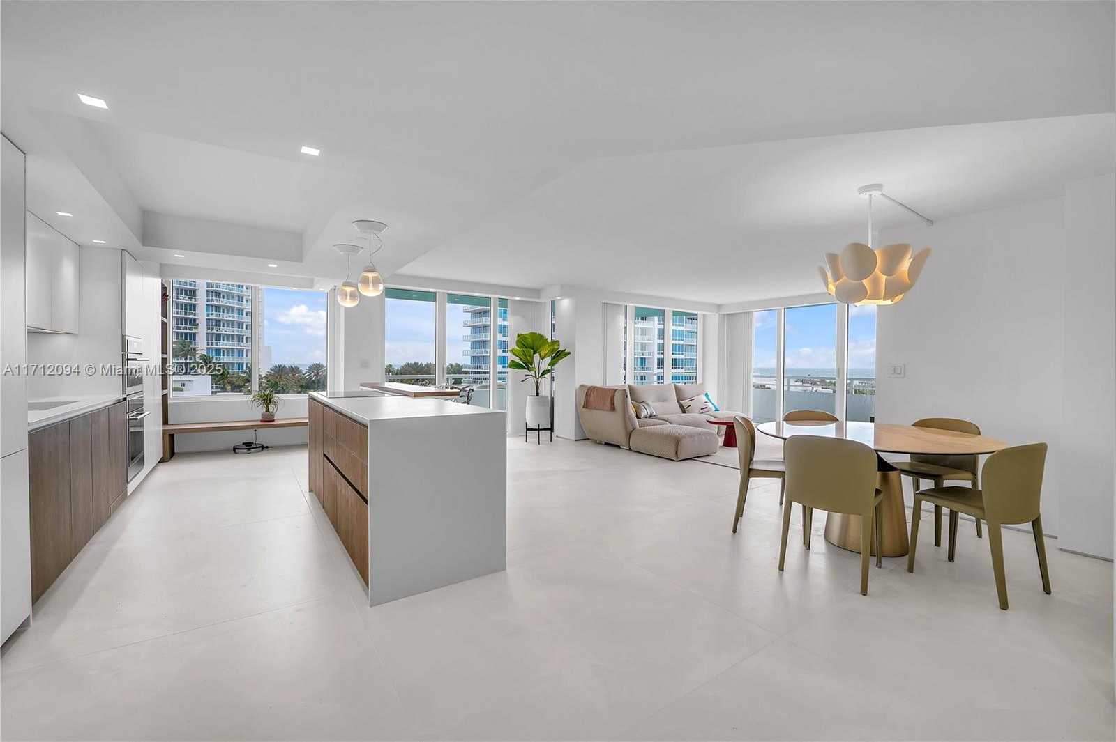 Small Image of 400 SOUTH POINTE DR #604, Miami Beach Number 3