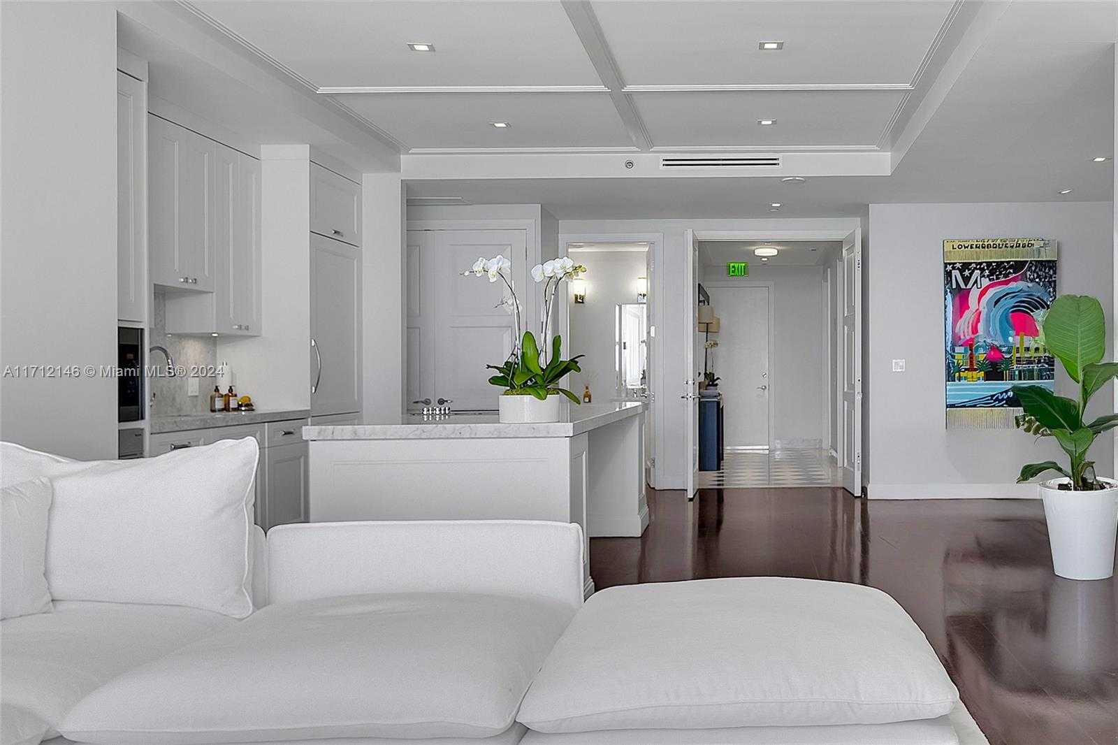 Small Image of 100 SOUTH POINTE DR #2407, Miami Beach Number 5