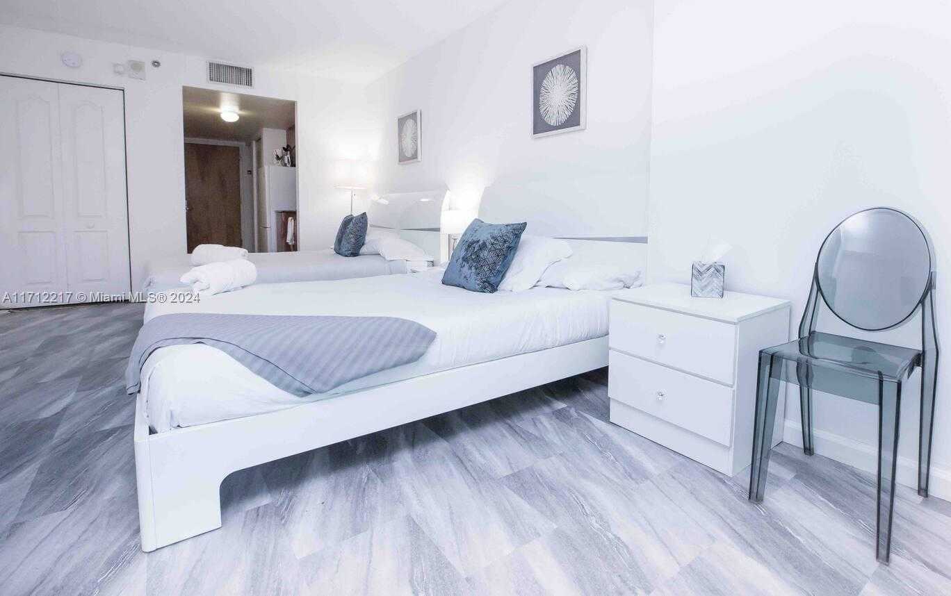 Small Image of 1200 BRICKELL BAY DR #2016, Miami Number 4