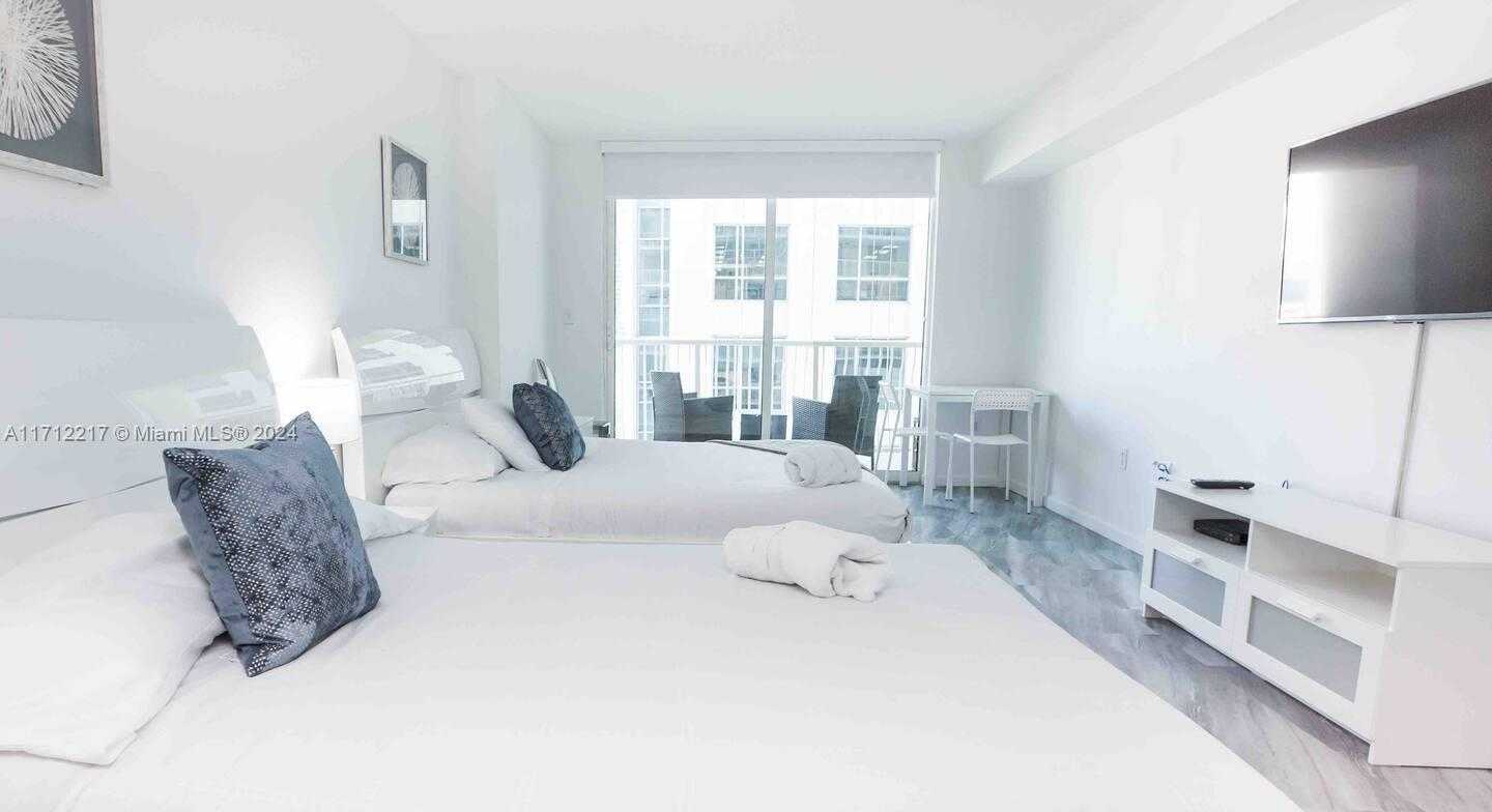 Small Image of 1200 BRICKELL BAY DR #2016, Miami Number 5
