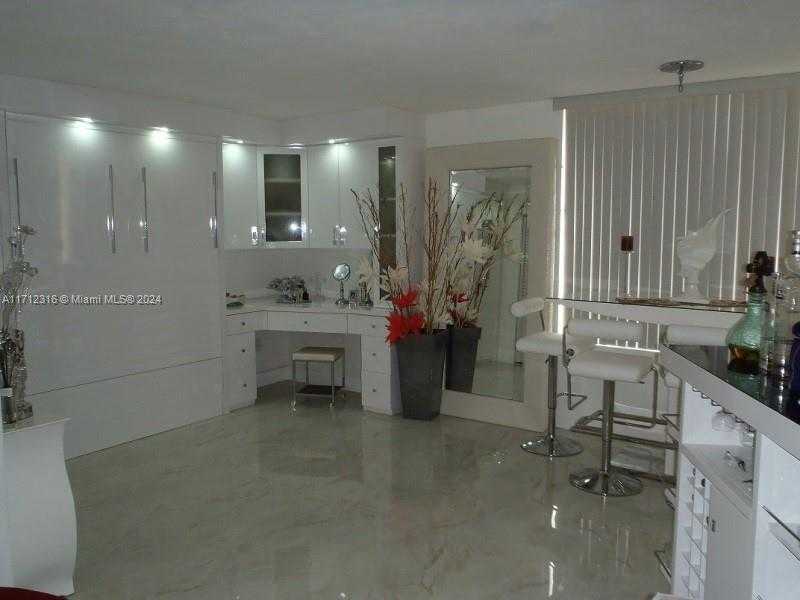Small Image of 2899 COLLINS AVE #1516, Miami Beach Number 10