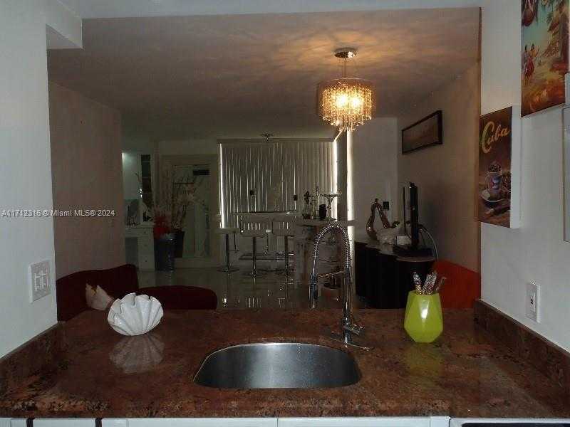 Small Image of 2899 COLLINS AVE #1516, Miami Beach Number 16