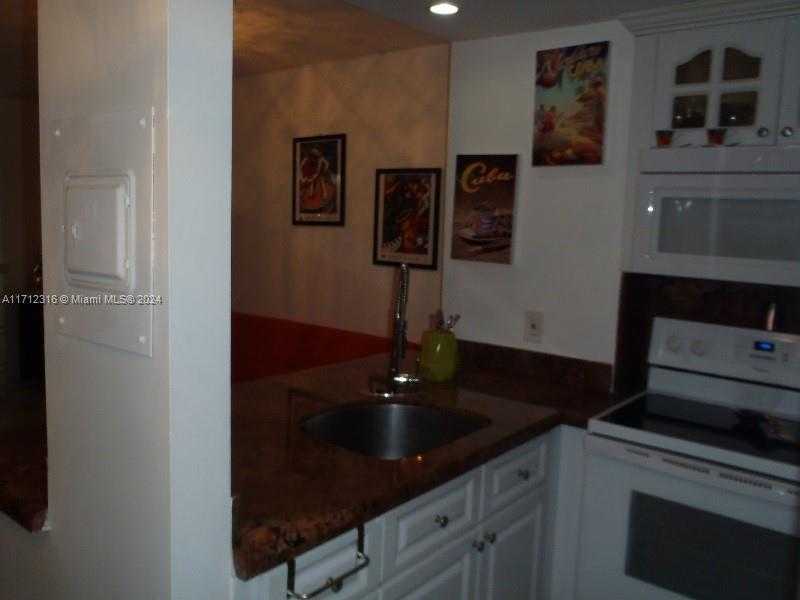 Small Image of 2899 COLLINS AVE #1516, Miami Beach Number 18