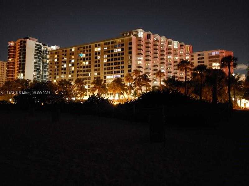 Small Image of 2899 COLLINS AVE #1516, Miami Beach Number 54