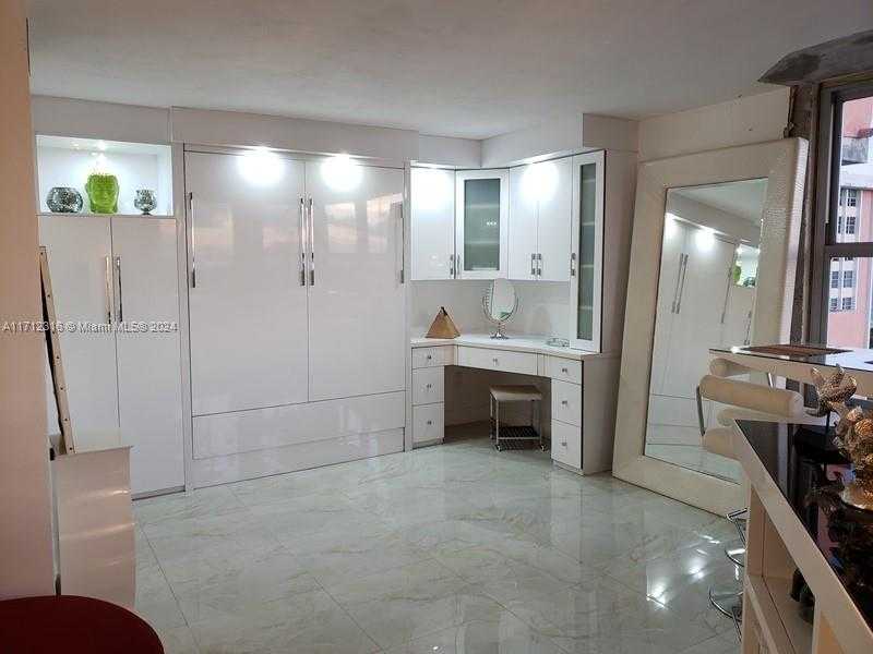 Small Image of 2899 COLLINS AVE #1516, Miami Beach Number 8