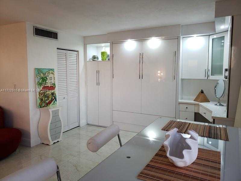 Small Image of 2899 COLLINS AVE #1516, Miami Beach Number 9