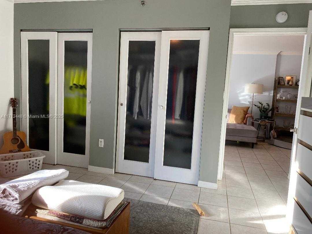 Small Image of 8888 #218, Surfside Number 6