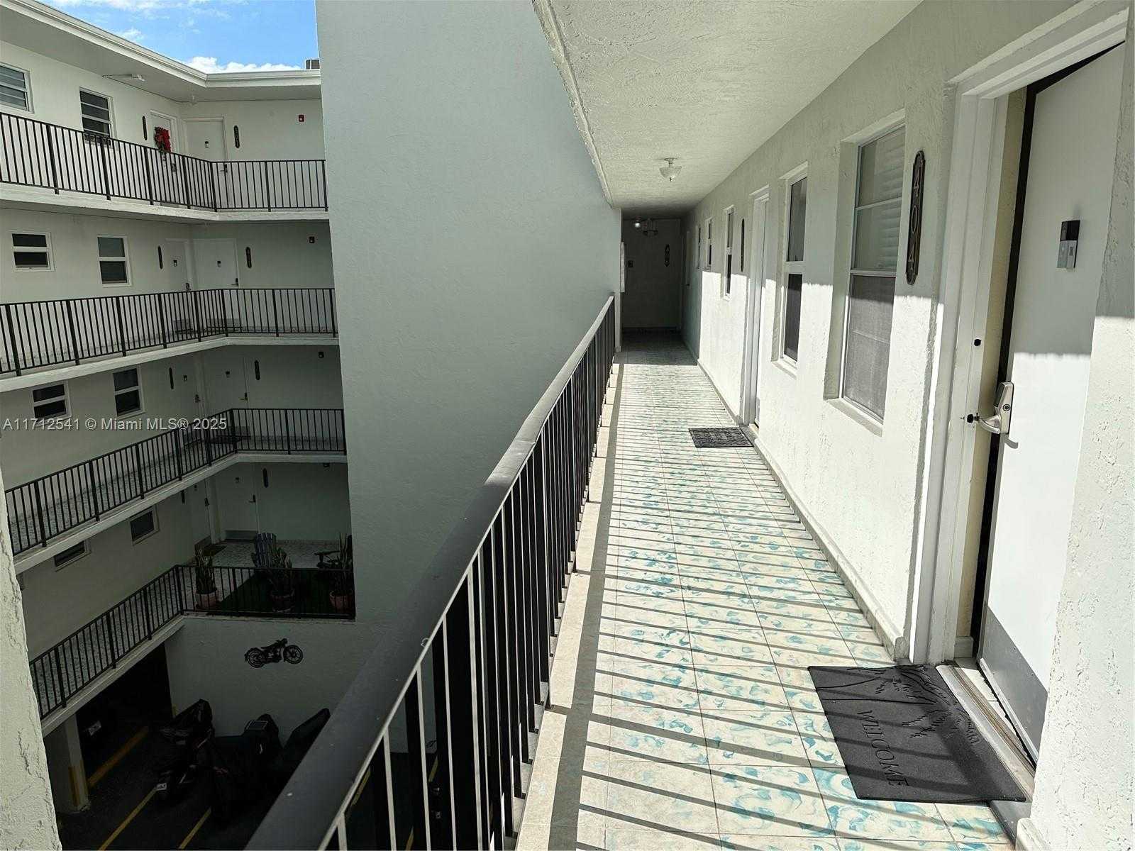 Small Image of 720 COLLINS AVE #404, Miami Beach Number 12