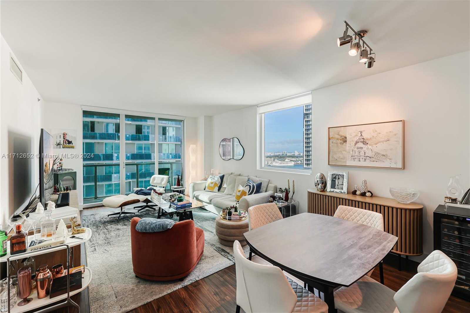 Small Image of 55 SE 6th St, Miami, FL 33131, USA Number 2