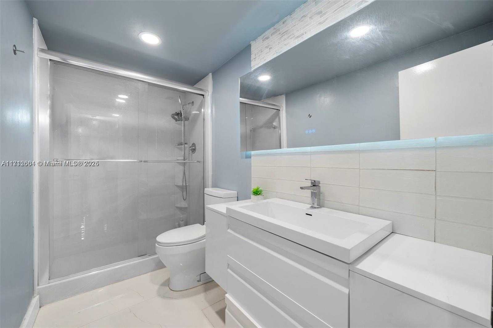 Small Image of 300 BAYVIEW DR #210, Sunny Isles Beach Number 8