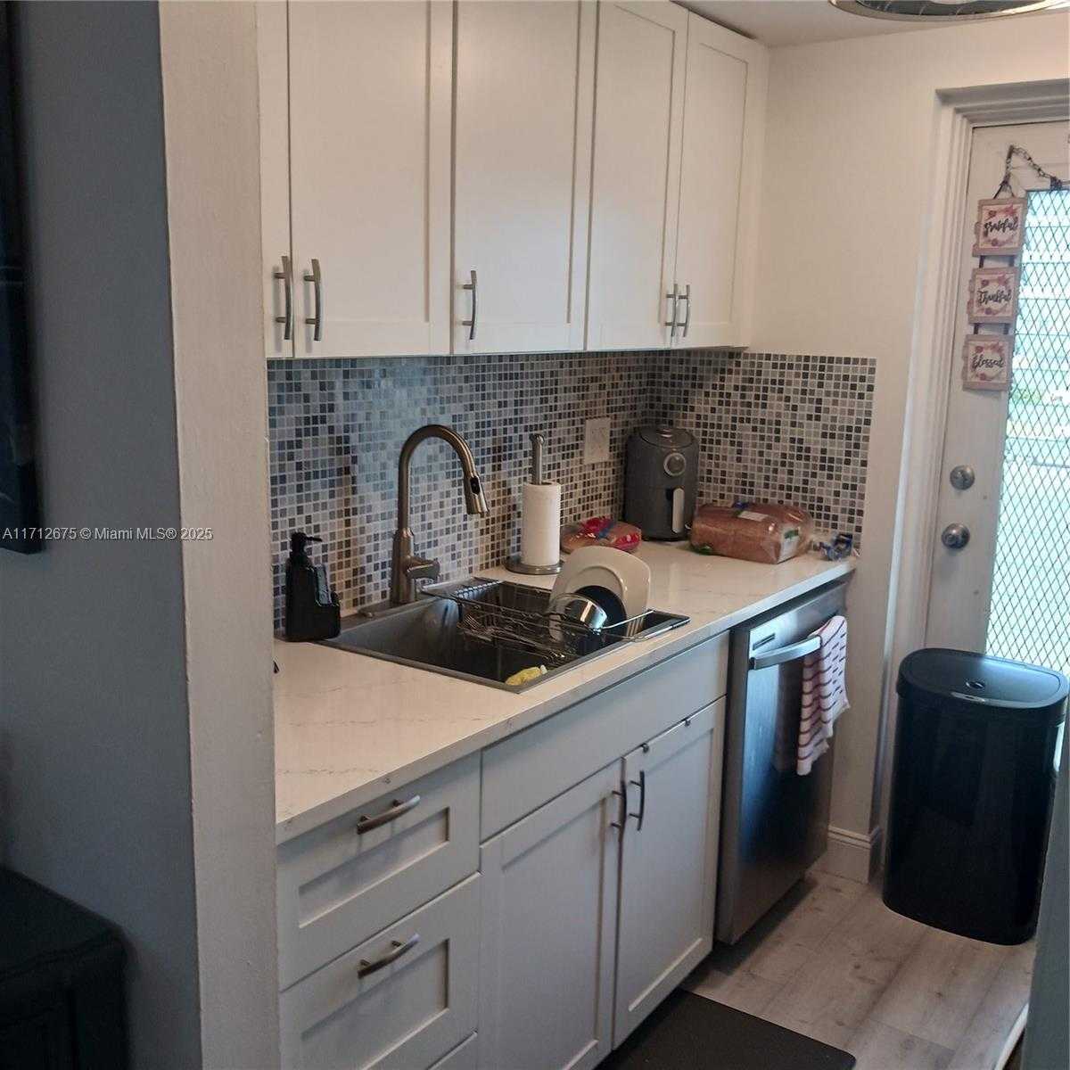 Small Image of 1115 LAKE TER #206, Boynton Beach Number 16