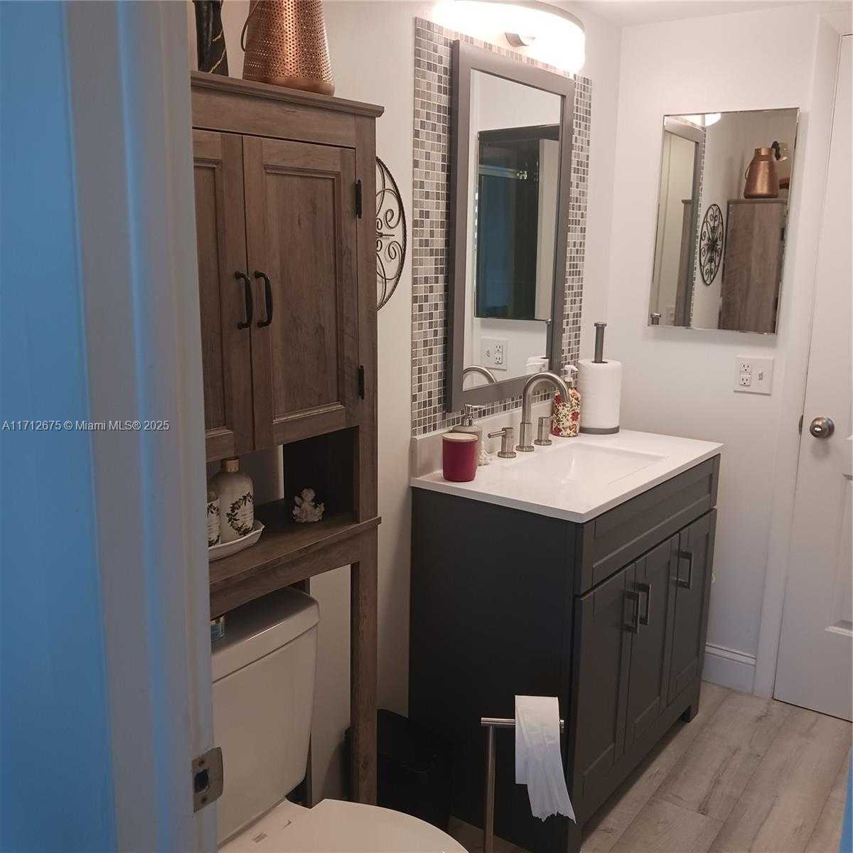 Small Image of 1115 LAKE TER #206, Boynton Beach Number 19