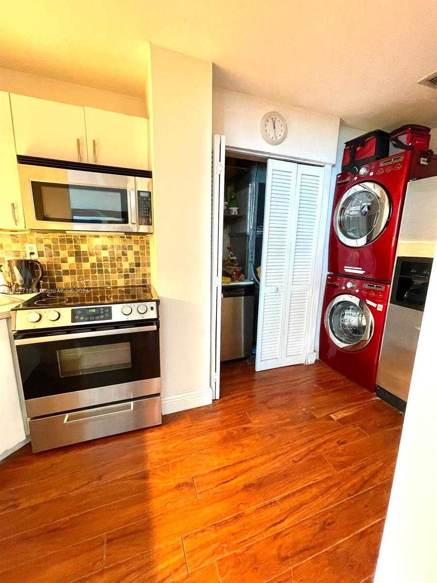 Small Image of 5445 COLLINS AVE #TS7, Miami Beach Number 12