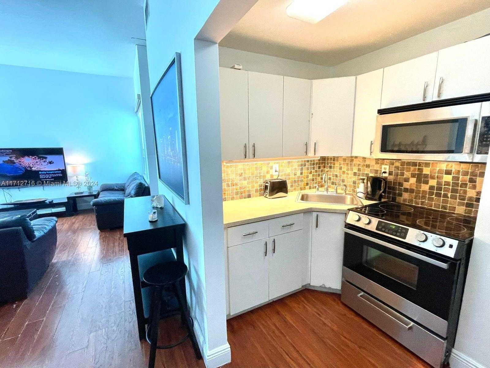 Small Image of 5445 COLLINS AVE #TS7, Miami Beach Number 14