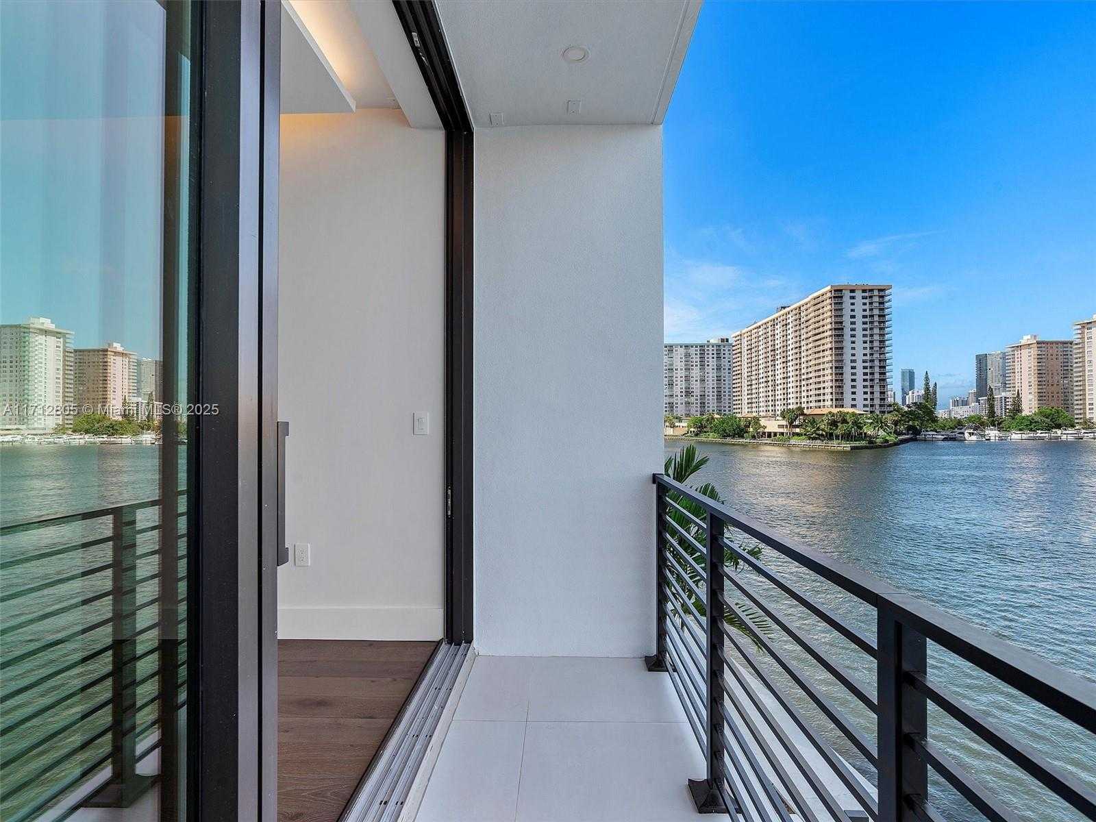 Small Image of 4014 NORTH EAST 167 ST, North Miami Beach Number 29