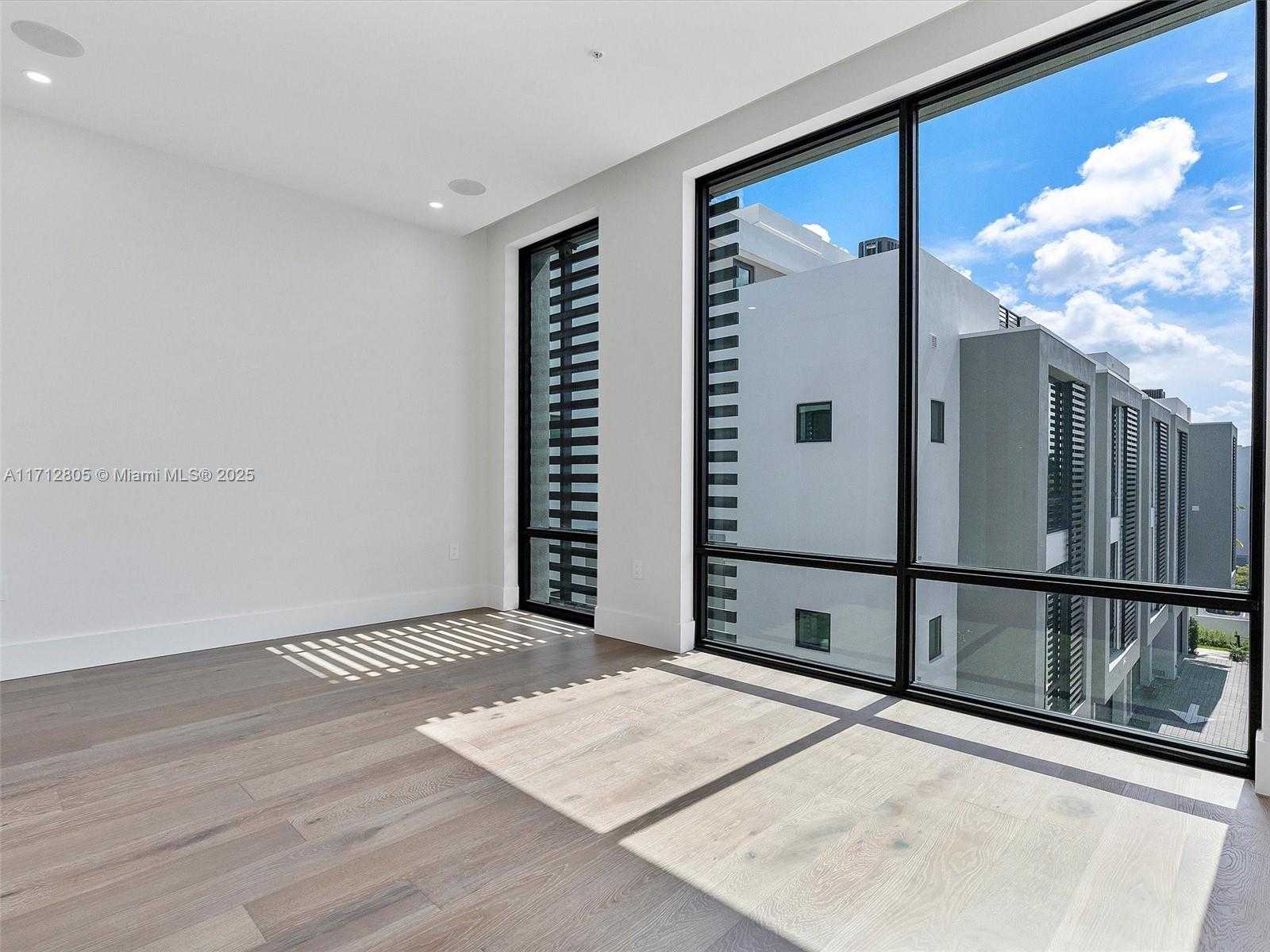 Small Image of 4014 NORTH EAST 167 ST, North Miami Beach Number 32