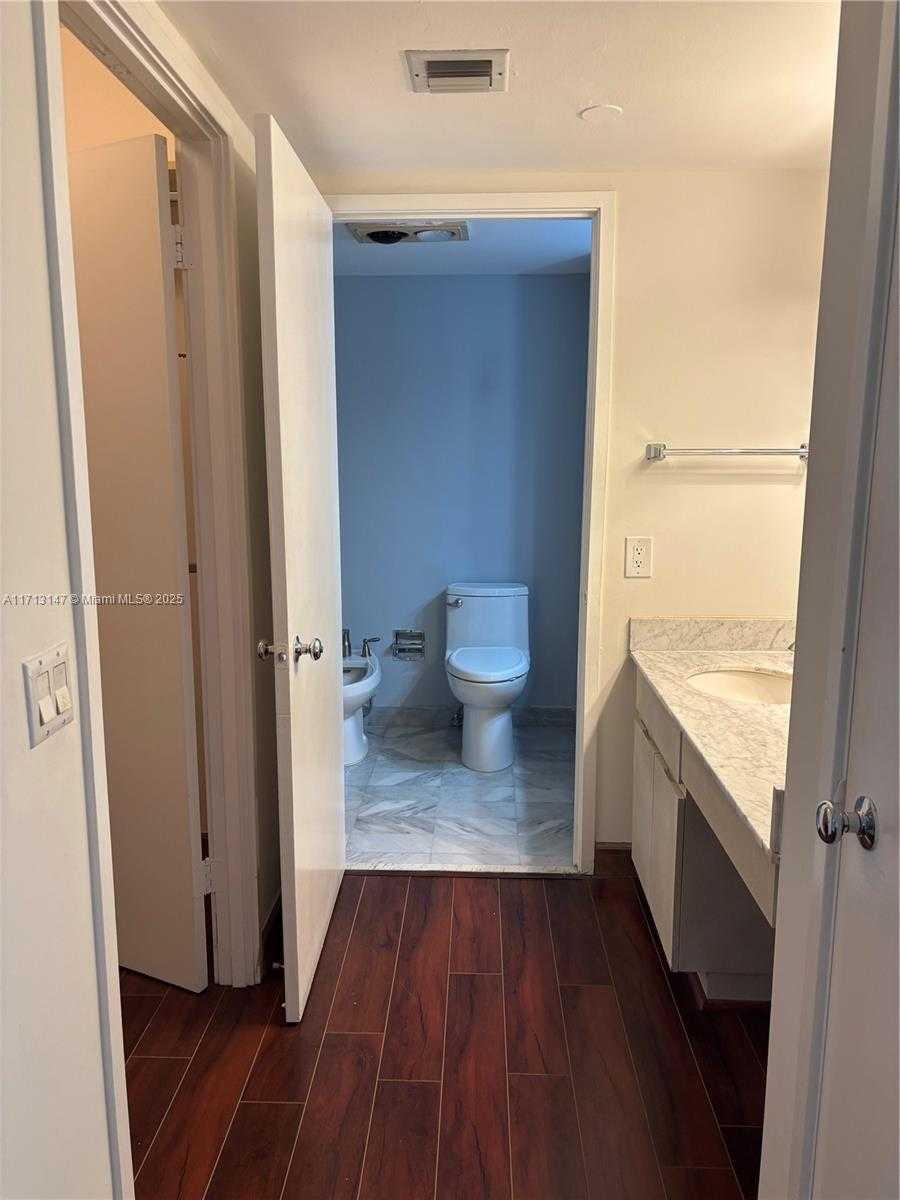 Small Image of 1541 BRICKELL AVE #C2705, Miami Number 4