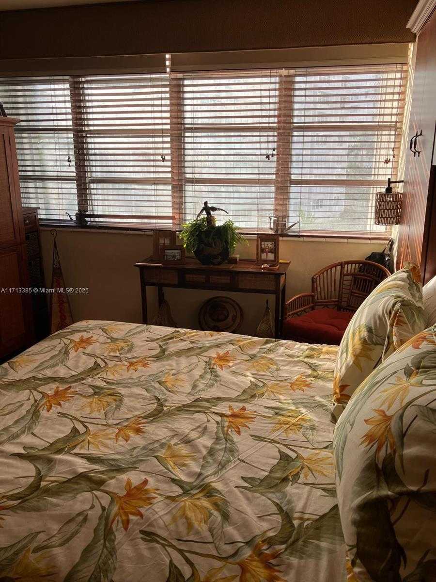 Small Image of 1408 BRICKELL BAY DR #303, Miami Number 27