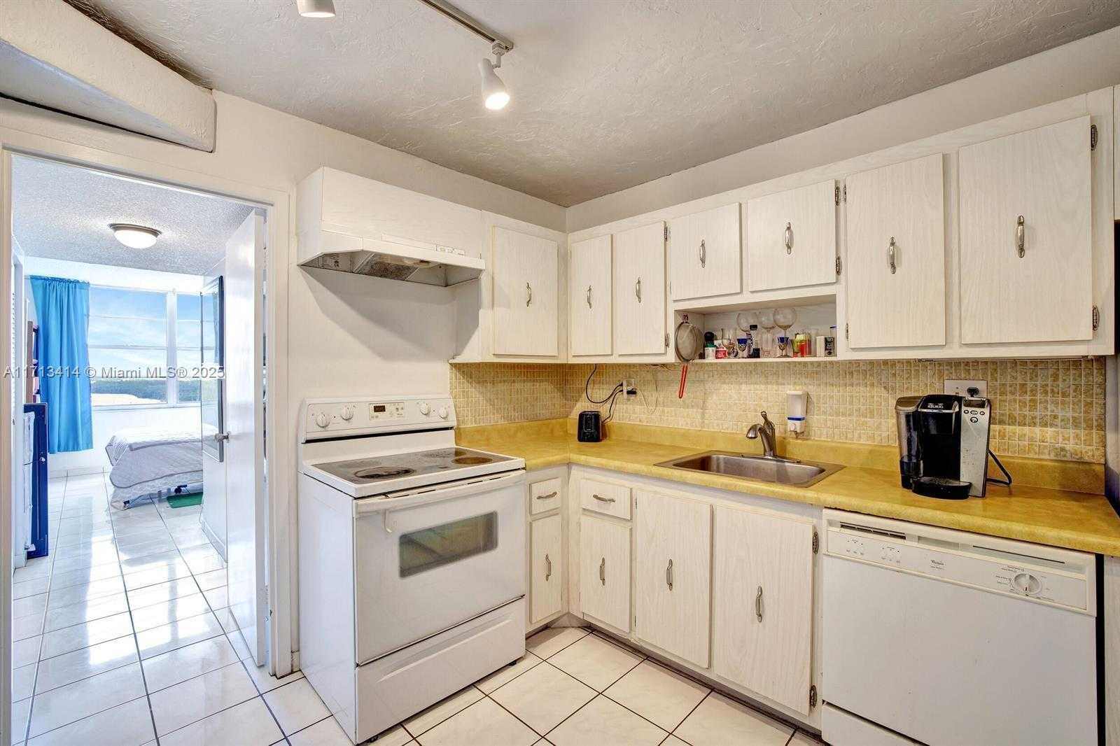 Small Image of 301 174 #2208, Sunny Isles Beach Number 12