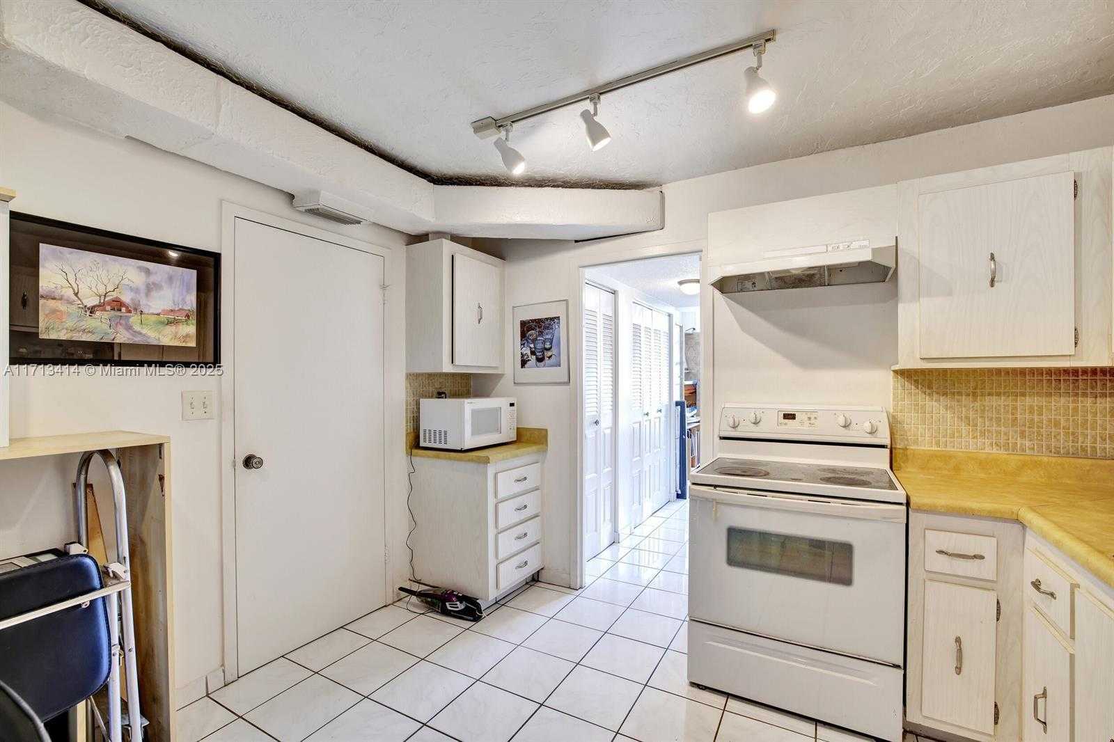 Small Image of 301 174 #2208, Sunny Isles Beach Number 13