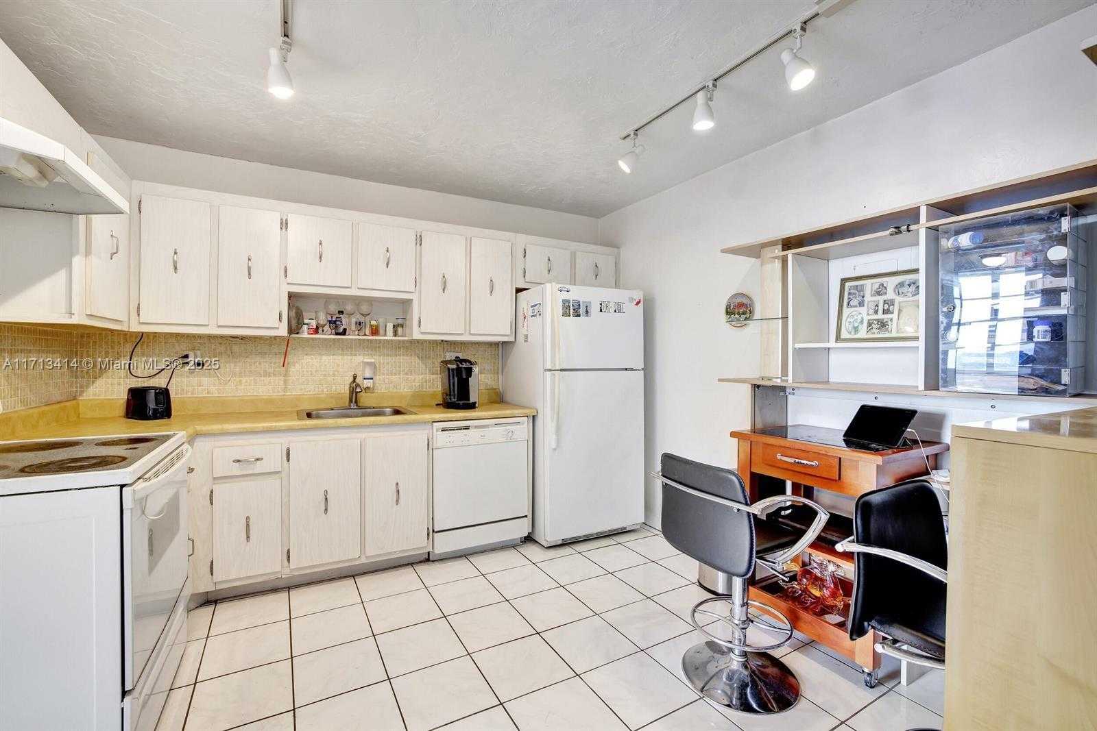 Small Image of 301 174 #2208, Sunny Isles Beach Number 14
