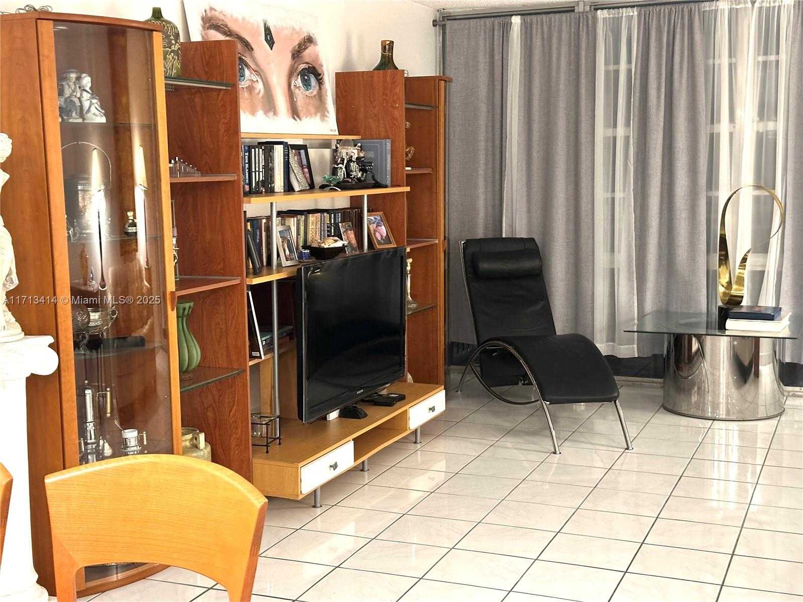 Small Image of 301 174 #2208, Sunny Isles Beach Number 4