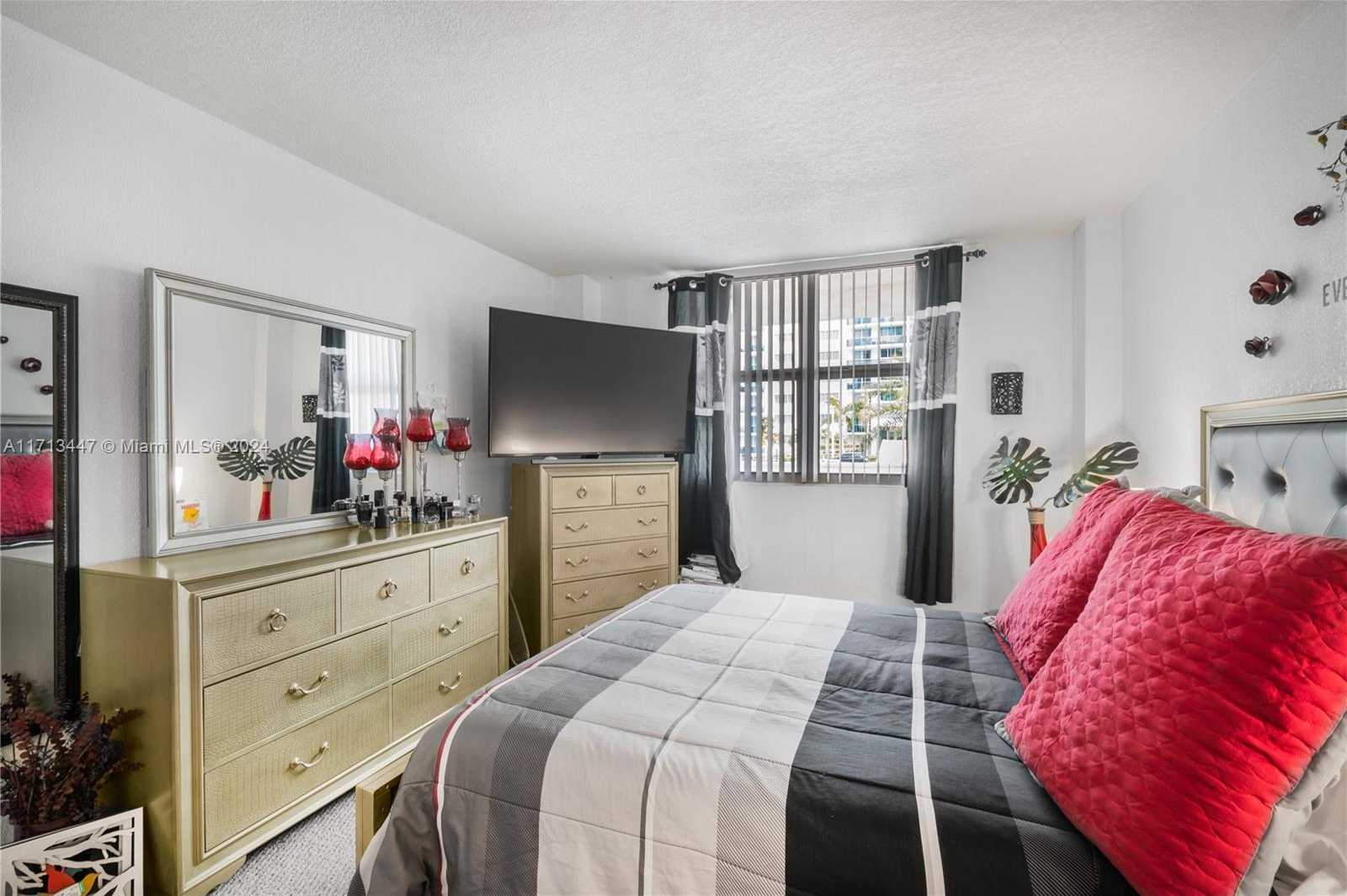 Small Image of 7501 EAST TREASURE DR #1K, North Bay Village Number 16