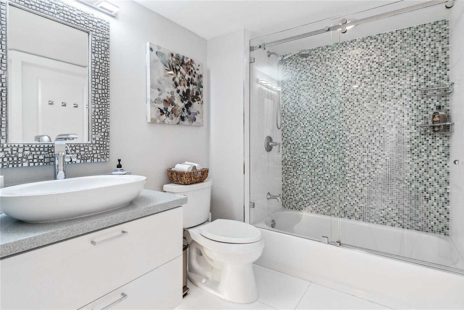 Small Image of 650 WEST AVE #2412, Miami Beach Number 18