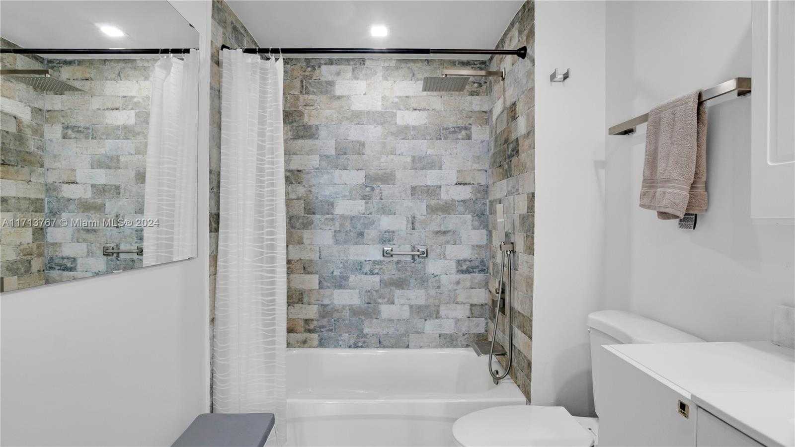 Small Image of 275 NE 18th St, Miami, FL 33132, USA Number 28