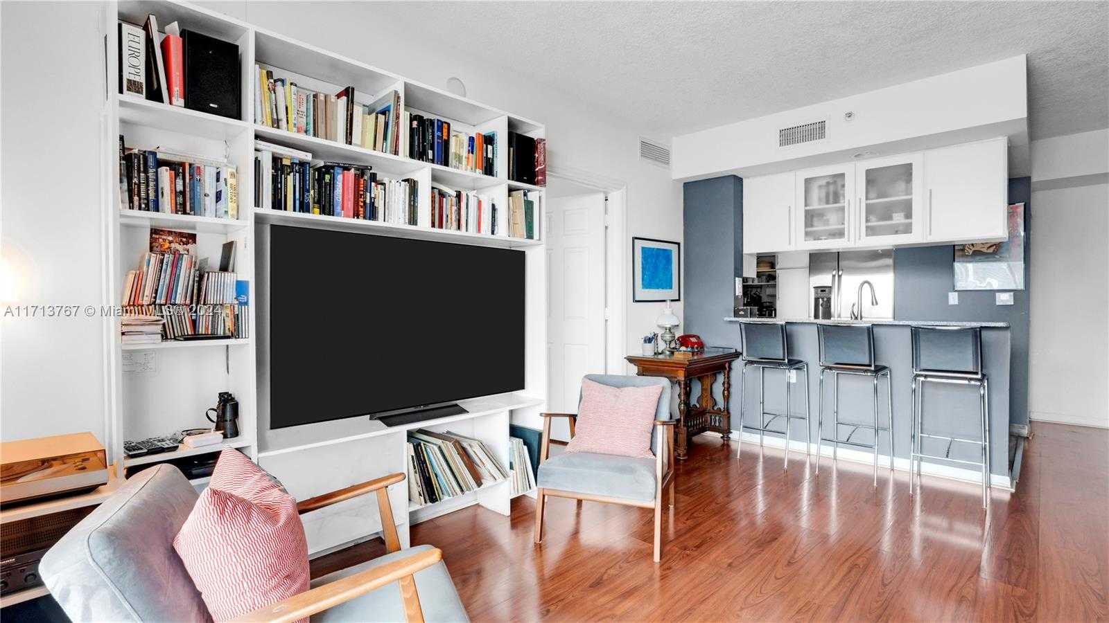 Small Image of 275 NE 18th St, Miami, FL 33132, USA Number 4