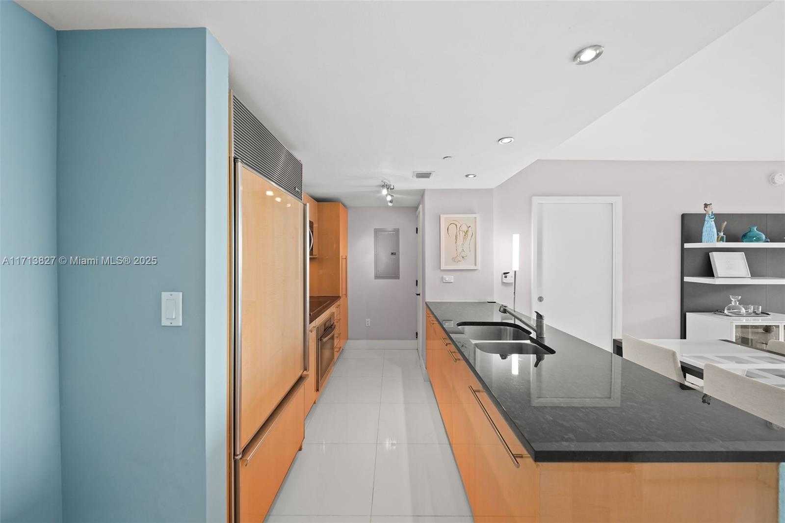 Small Image of 6801 COLLINS AVE #1214, Miami Beach Number 3