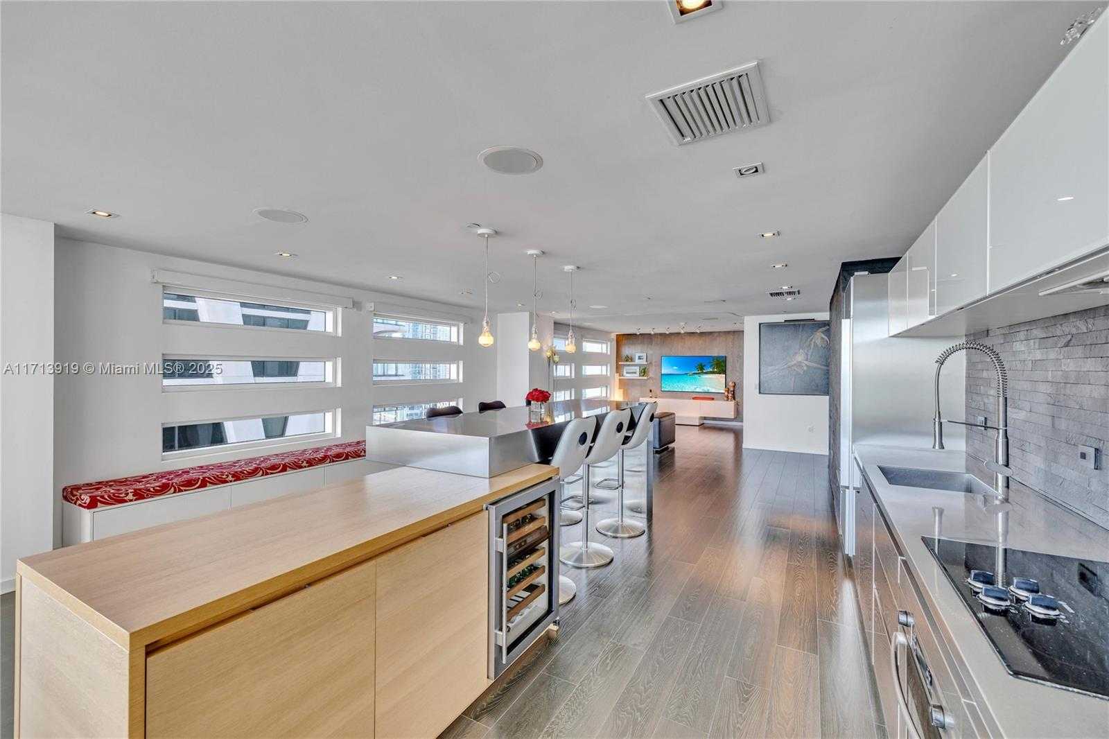 Small Image of 1040 BISCAYNE BLVD #2501, Miami Number 13