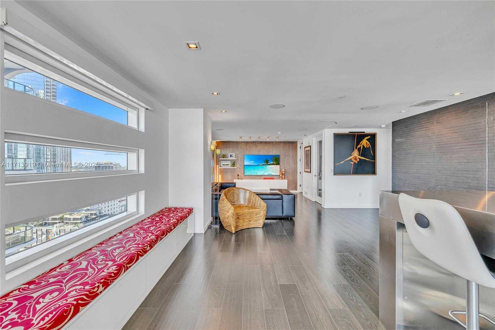 Small Image of 1040 BISCAYNE BLVD #2501, Miami Number 18