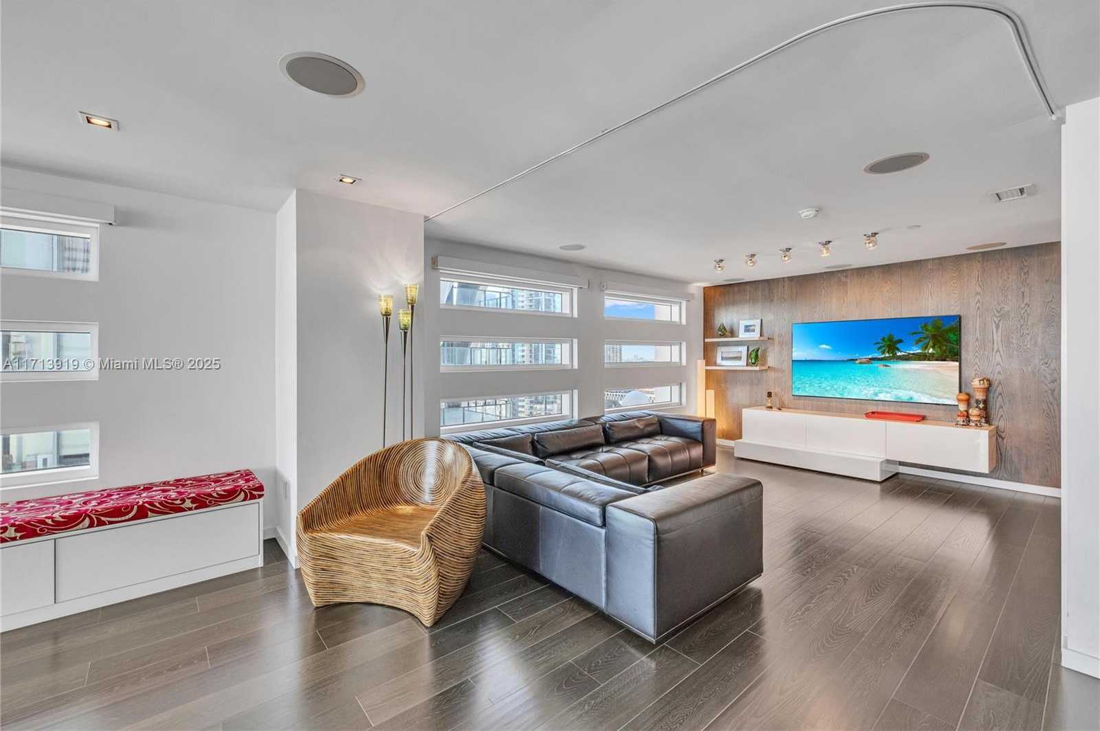 Small Image of 1040 BISCAYNE BLVD #2501, Miami Number 19