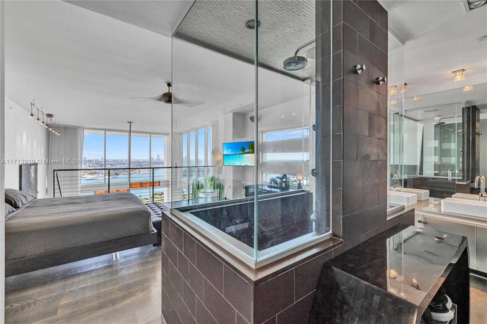 Small Image of 1040 BISCAYNE BLVD #2501, Miami Number 36