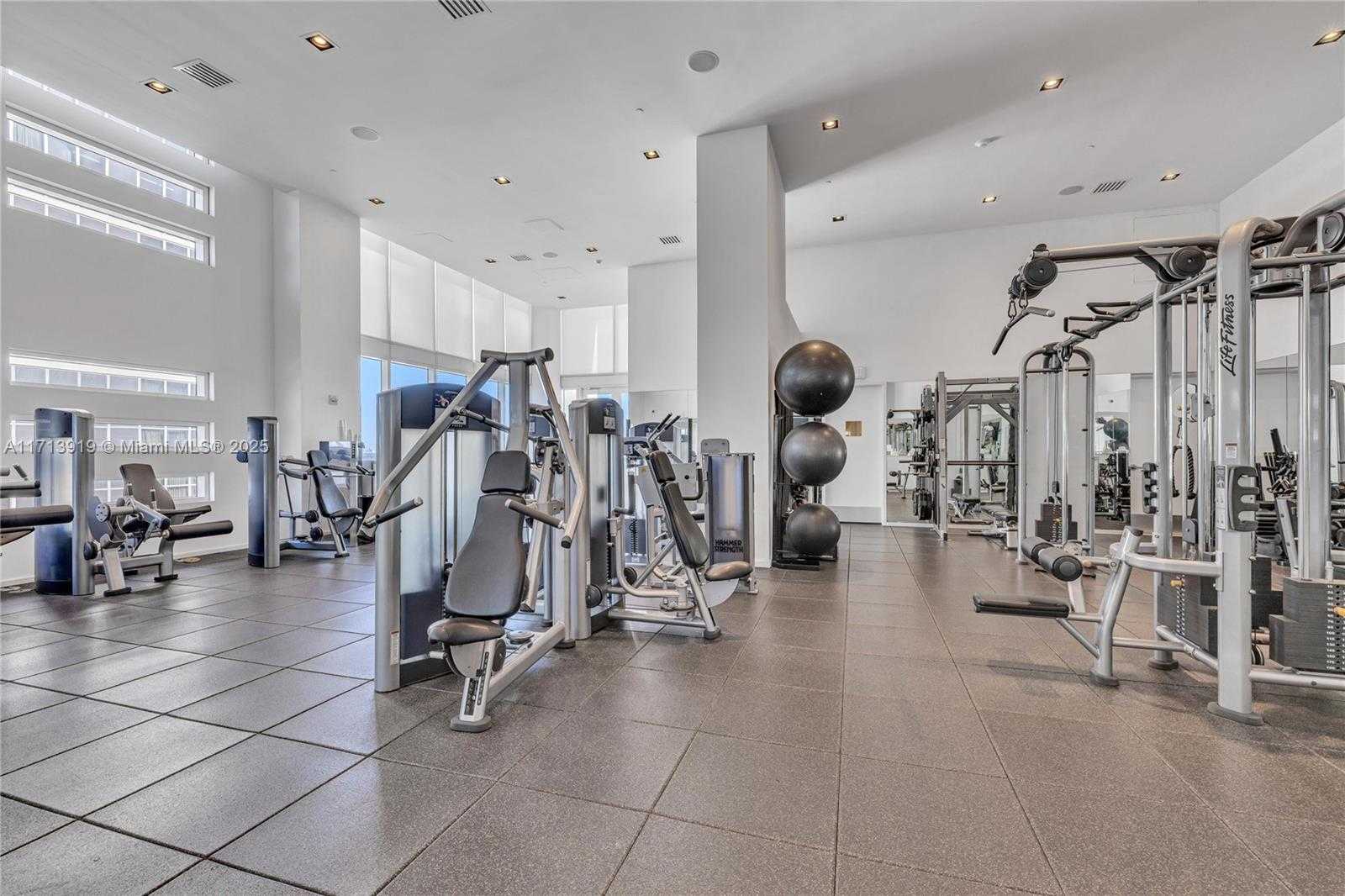 Small Image of 1040 BISCAYNE BLVD #2501, Miami Number 39