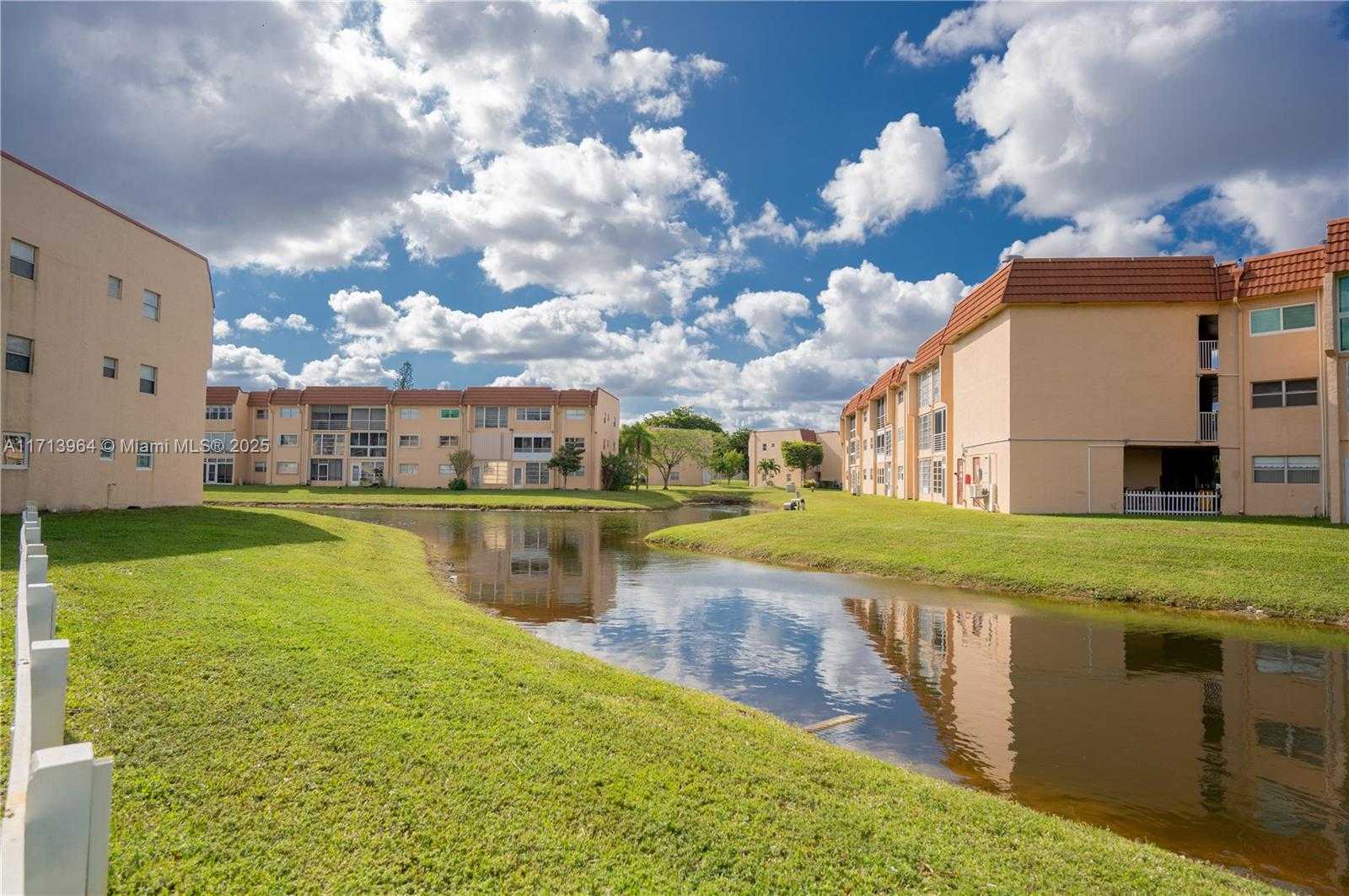 Small Image of 8861 SUNRISE LAKES BLVD #301, Sunrise Number 17