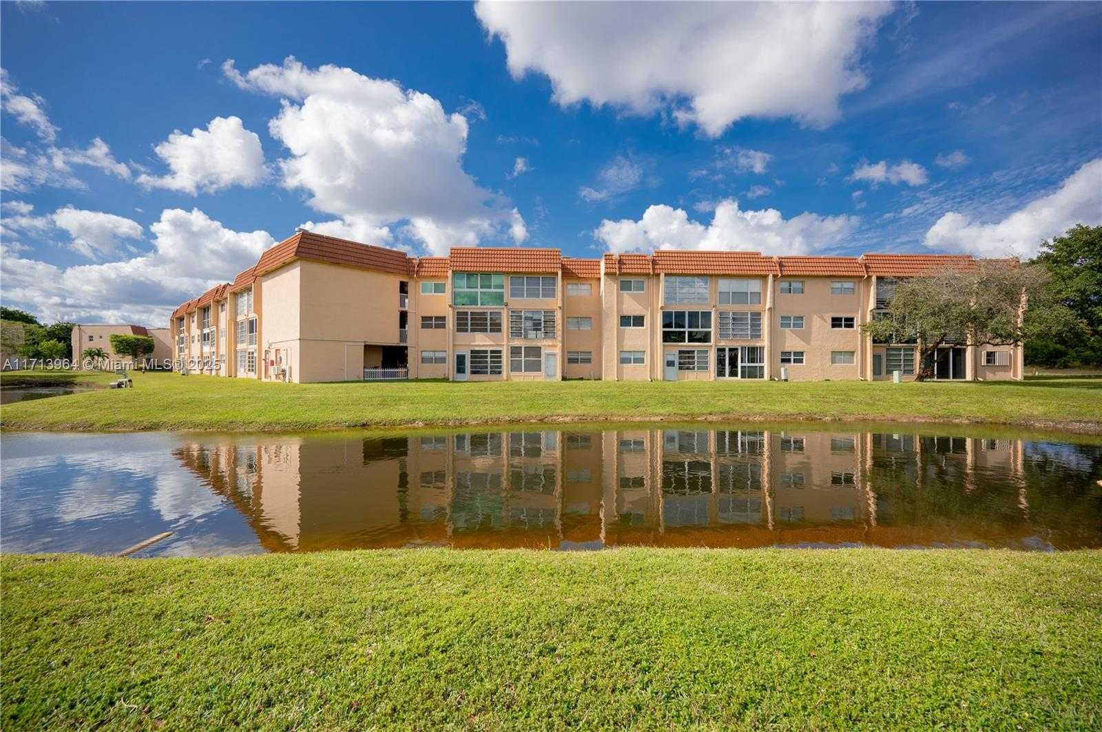 Small Image of 8861 SUNRISE LAKES BLVD #301, Sunrise Number 18