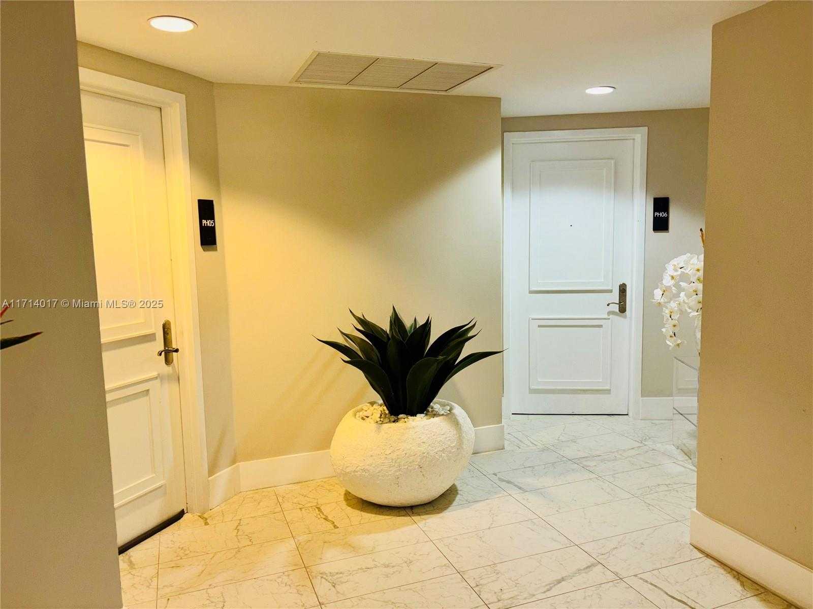 Small Image of 1000 SOUTH POINTE DR #PH1706, Miami Beach Number 25