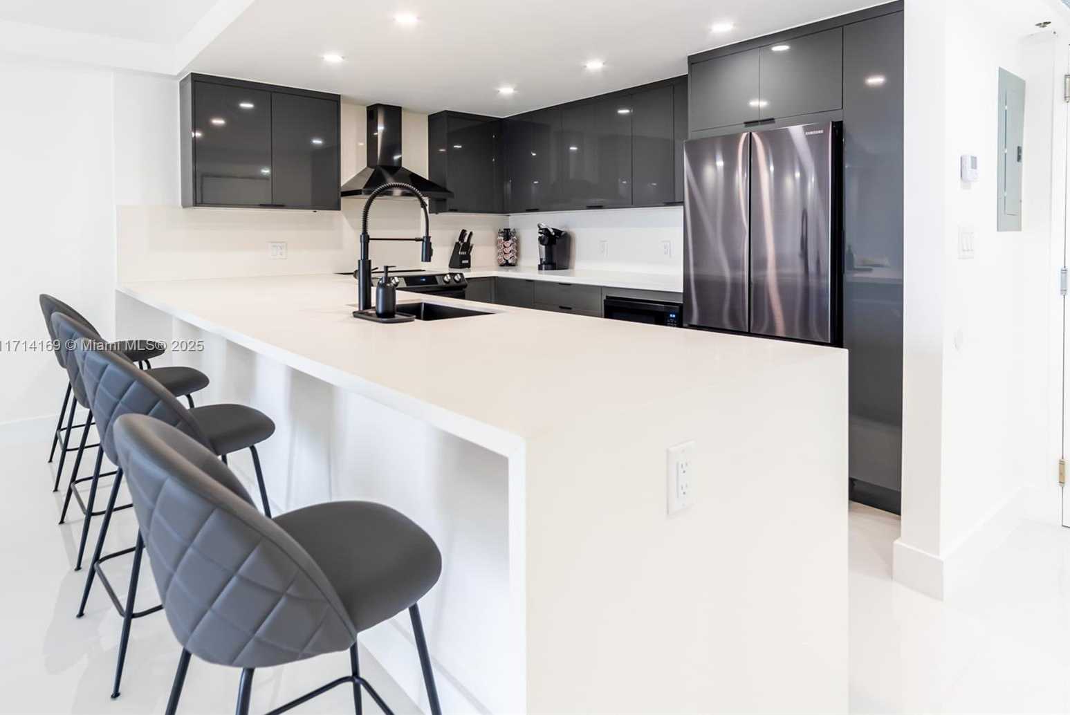 Small Image of 5701 COLLINS AVE #601, Miami Beach Number 4