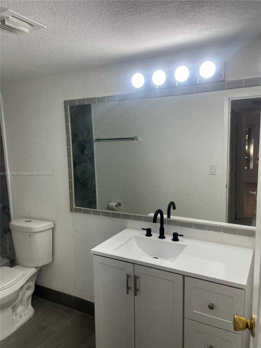 Small Image of 5201 GENEVA WAY #108, Doral Number 15