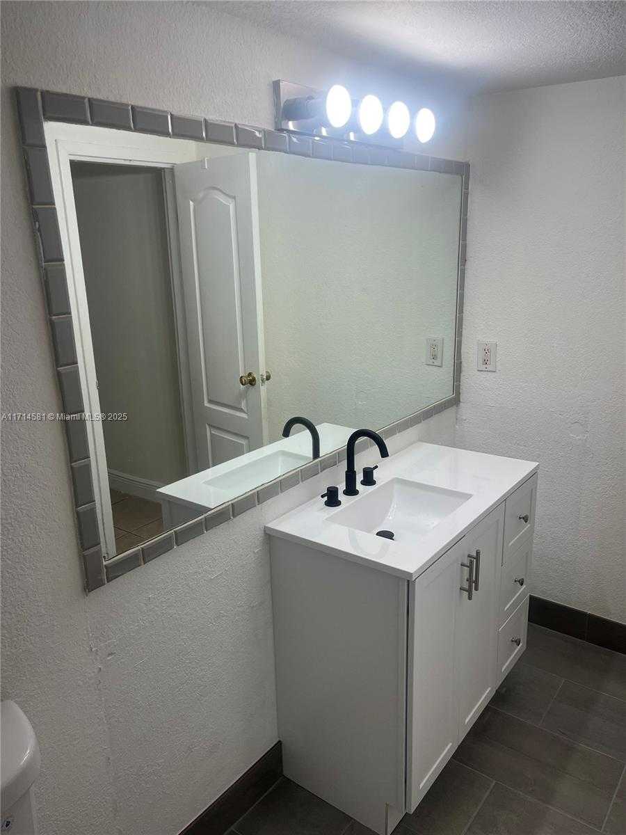 Small Image of 5201 GENEVA WAY #108, Doral Number 16