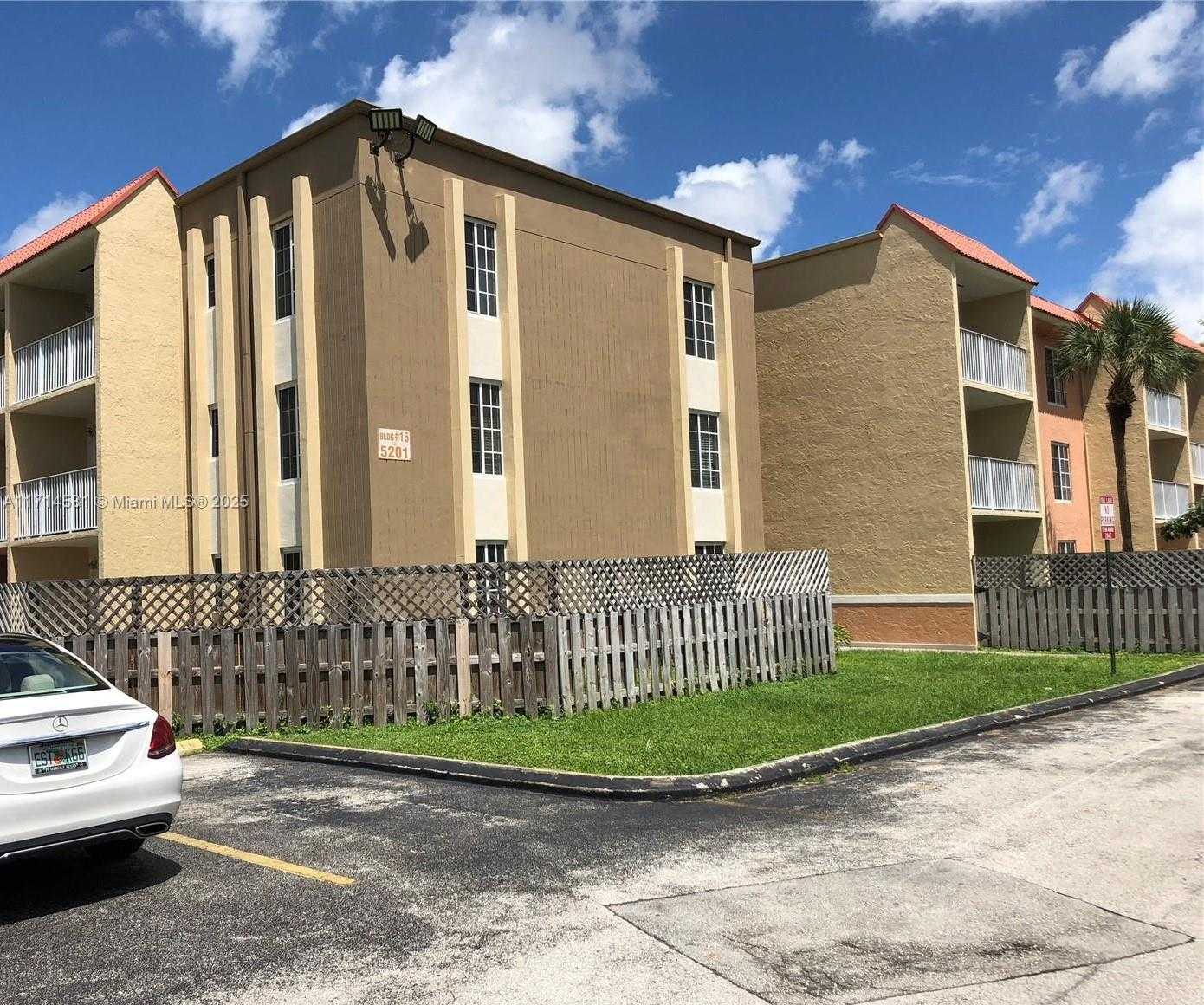 Small Image of 5201 GENEVA WAY #108, Doral Number 21