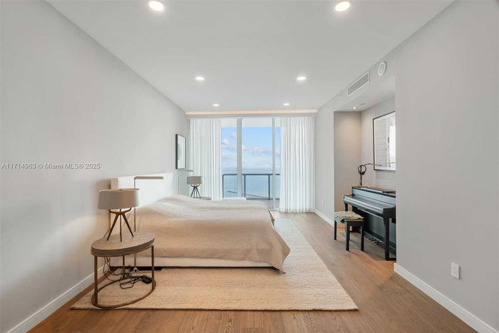 Small Image of 100 SOUTH POINTE DR #3203, Miami Beach Number 18