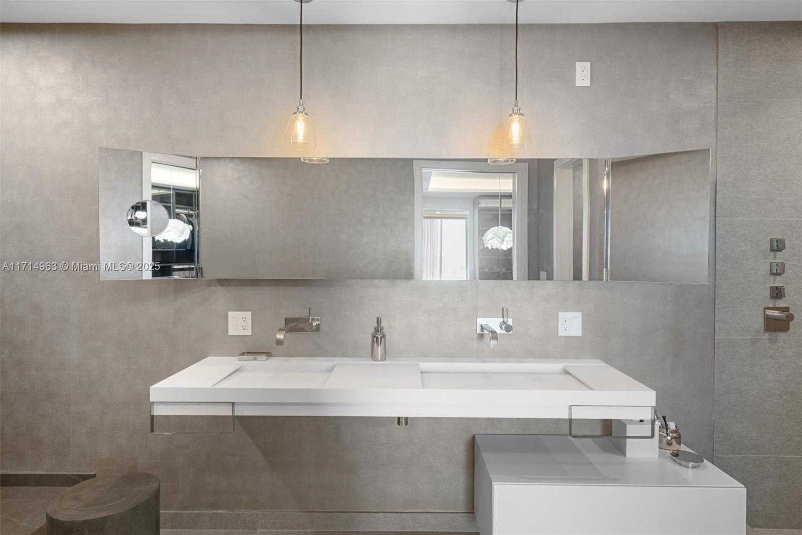 Small Image of 100 SOUTH POINTE DR #3203, Miami Beach Number 21