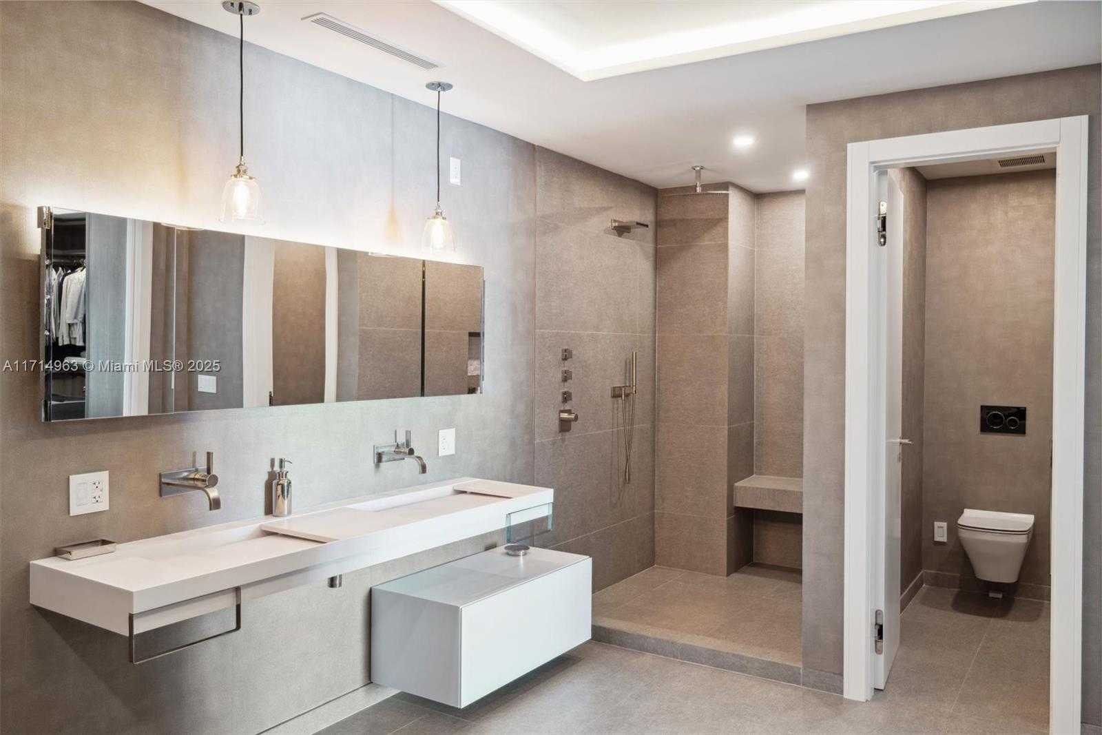 Small Image of 100 SOUTH POINTE DR #3203, Miami Beach Number 23