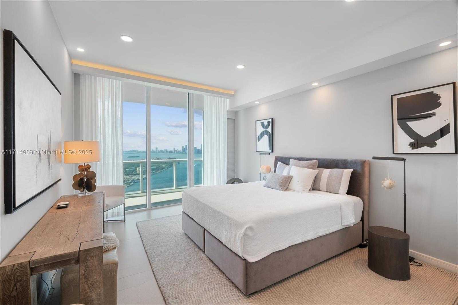 Small Image of 100 SOUTH POINTE DR #3203, Miami Beach Number 25